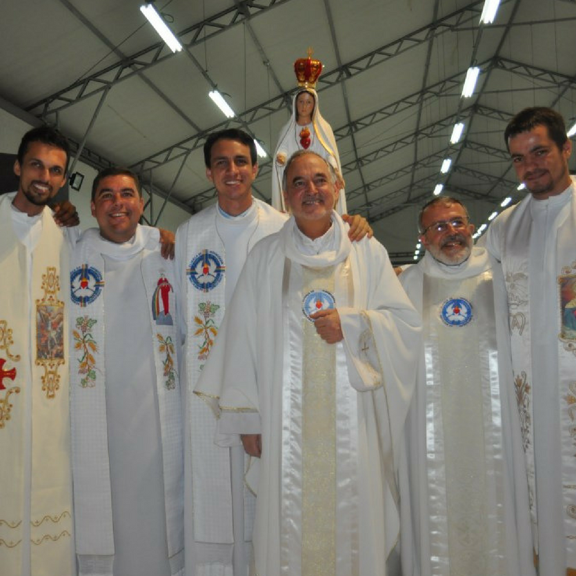 Padre Antonello e Padre Henrique com outros padres da Aliança
