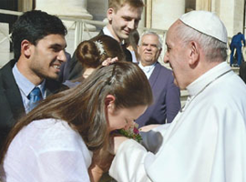 Casal da Aliança de Misericórdia de frente com o Papa Francisco
