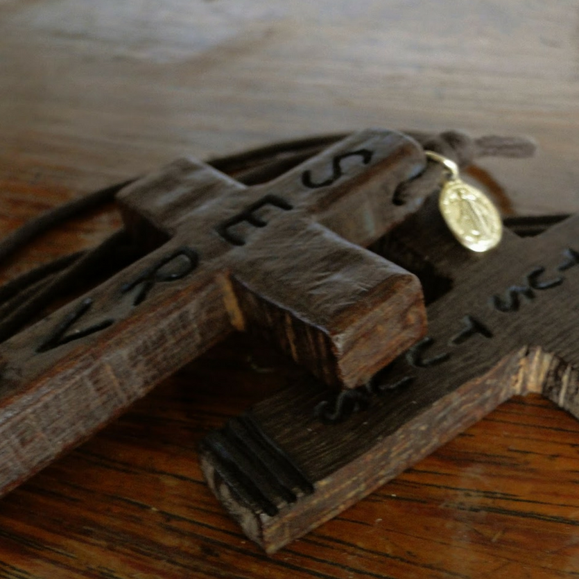 Crucifixos talhados em madeira