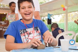 Adolescente modelando o barro. Parte de uma das dinâmicas do emcontro.