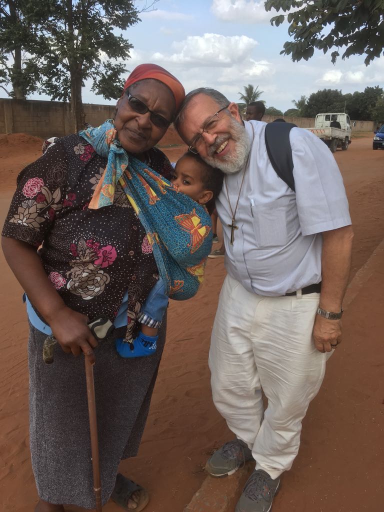 Madalena, líder comunitária ao lado de Pe. João Henrique