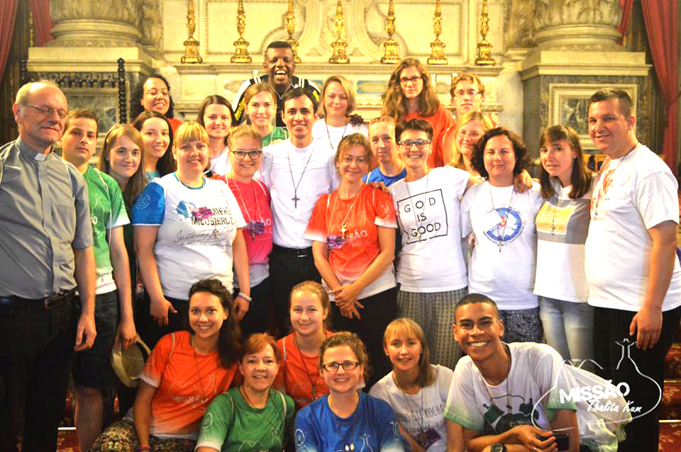 Grupo de poloneses posam para foto durante Missão Thalita-Kum