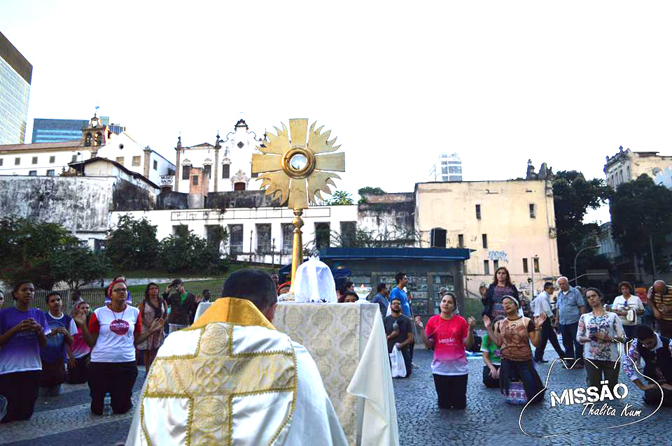 Santíssimo exposto no Largo da Carioca, com igreja ao fundo