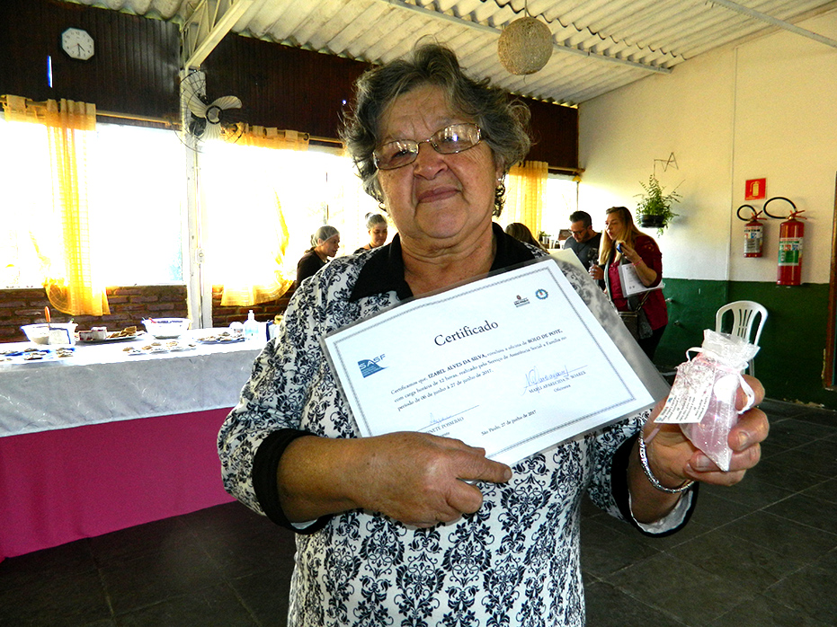 dona Izabel segura certificado do SASF