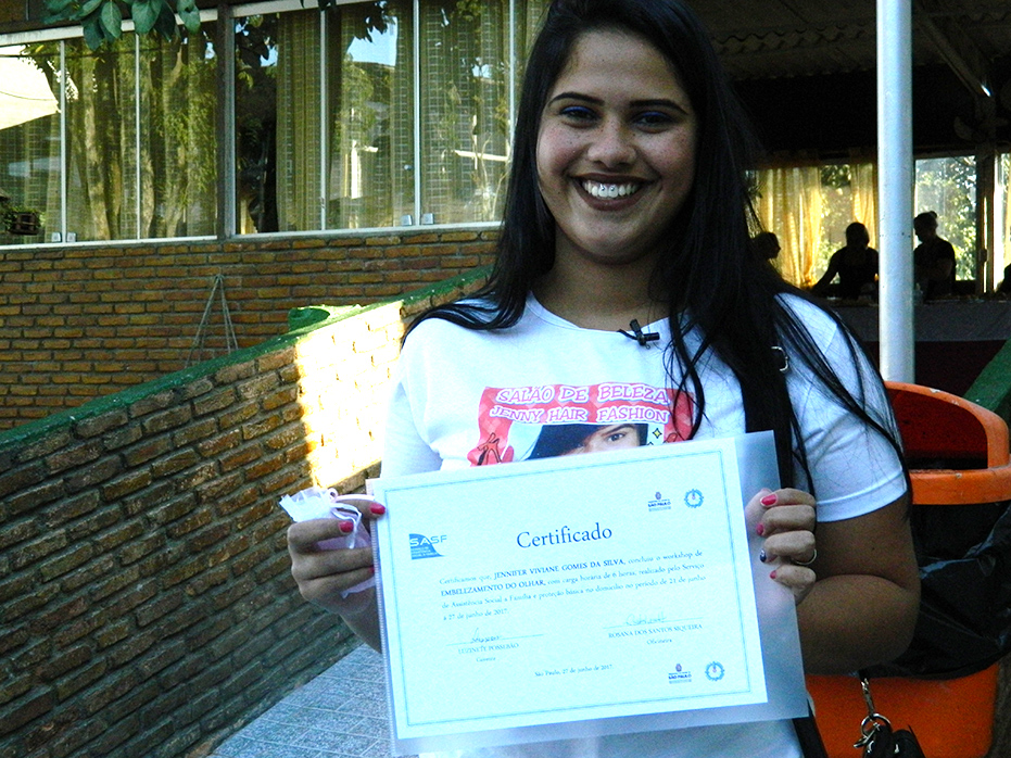 Jennifer segura seu certificado