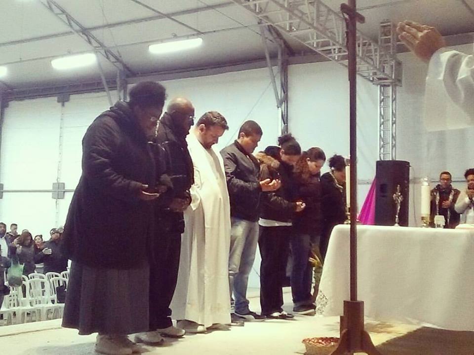 Missionários em frente ao altar recebem oração