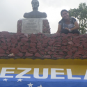 Missionários em frente a monumento na fronteira com a Venezula