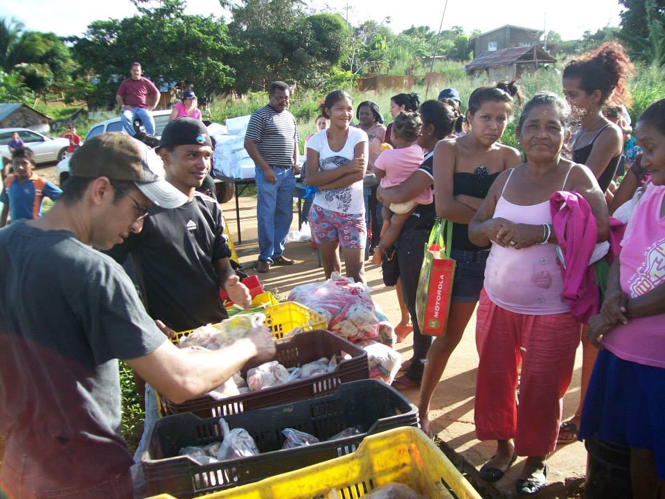 Distribuição de alimentos para famílias carentes.