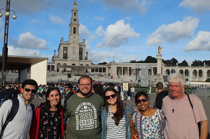 Missionários em frente à basílica de Fátima