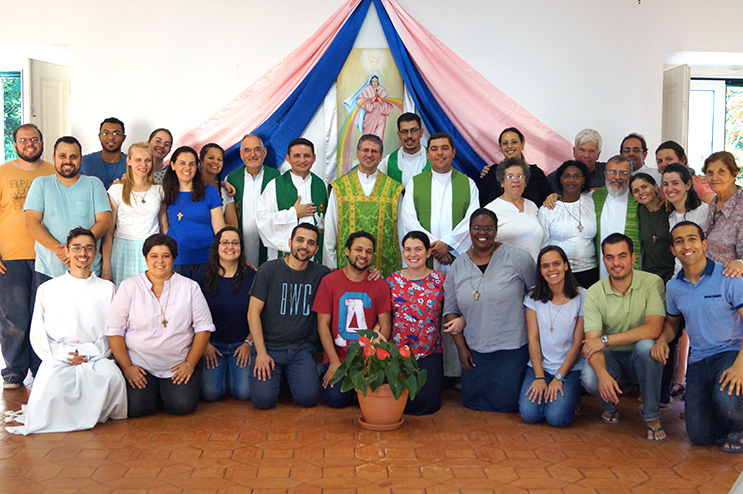 Pe. Serafim do seminário de Braga com os missionários da Aliança