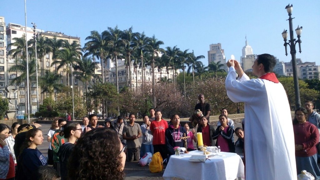 Pe. Evandro celebra a Missa na praça da Sé