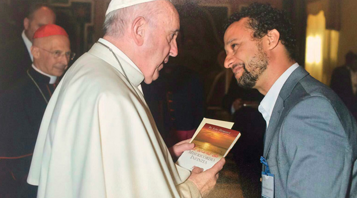 Papa Francisco recebe livro No Oceano da Misericórdia Infinita