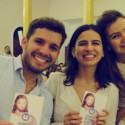 Amigos missionários com os Estatutos nas mãos