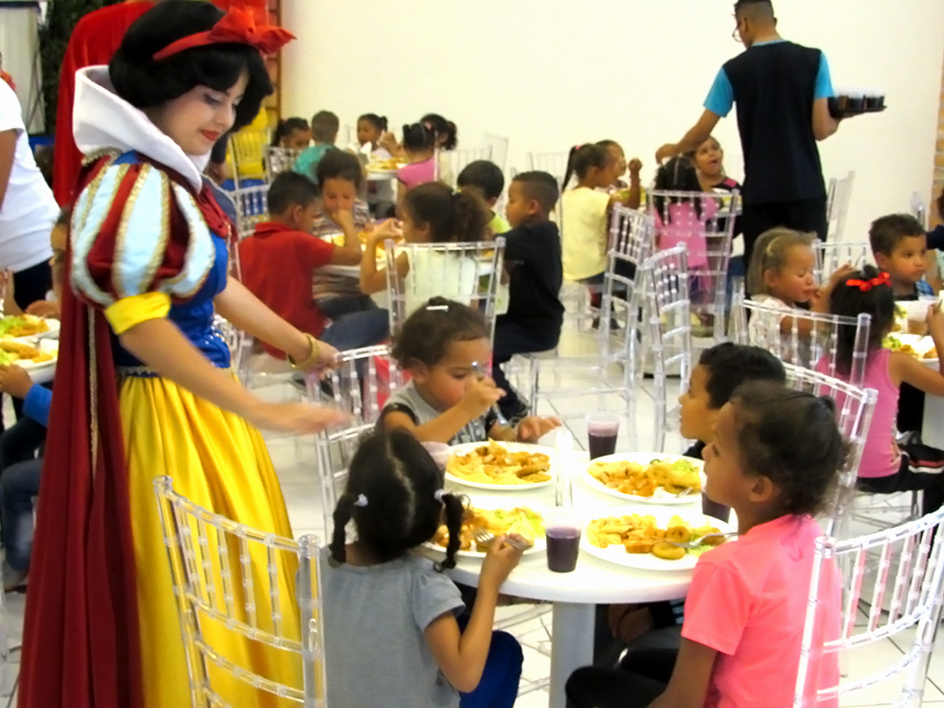 Branca de Neve conversa com as crianças