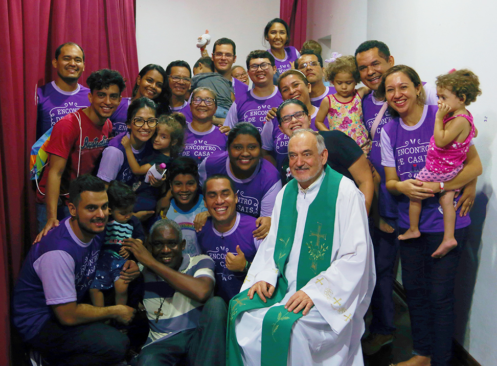 Equipe de trabalho em foto com Padre Antonello