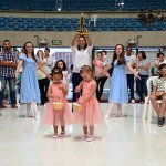 Bailarinas dançam em frente da imagem de Aparecida