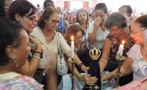 Mulheres tocam em em imagem peregrina