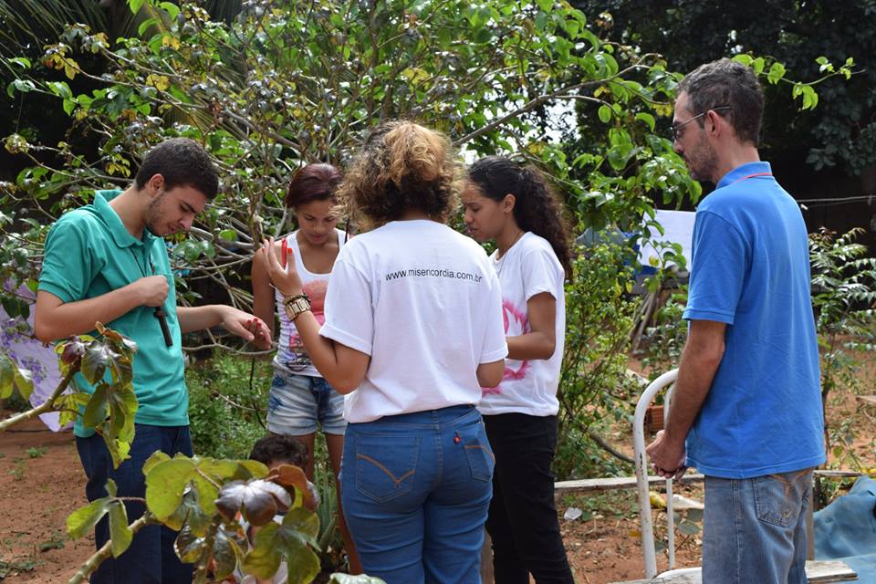 Jovens oram por família