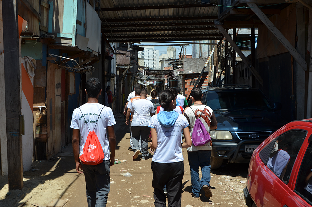 Missionários na favela do Moinho