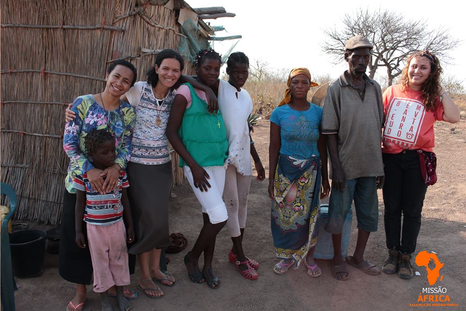 Missionárias e moradores de aldeia em Moçambique