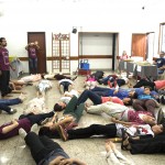 Jovens deitados no chão em oficina de teatro