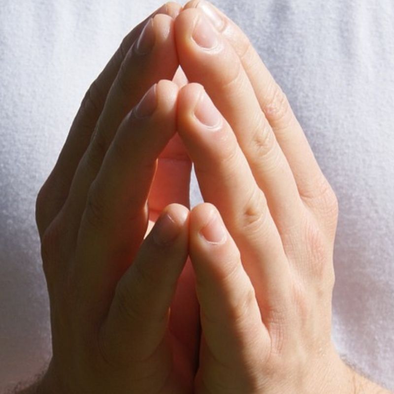 Mãos unidas em oração