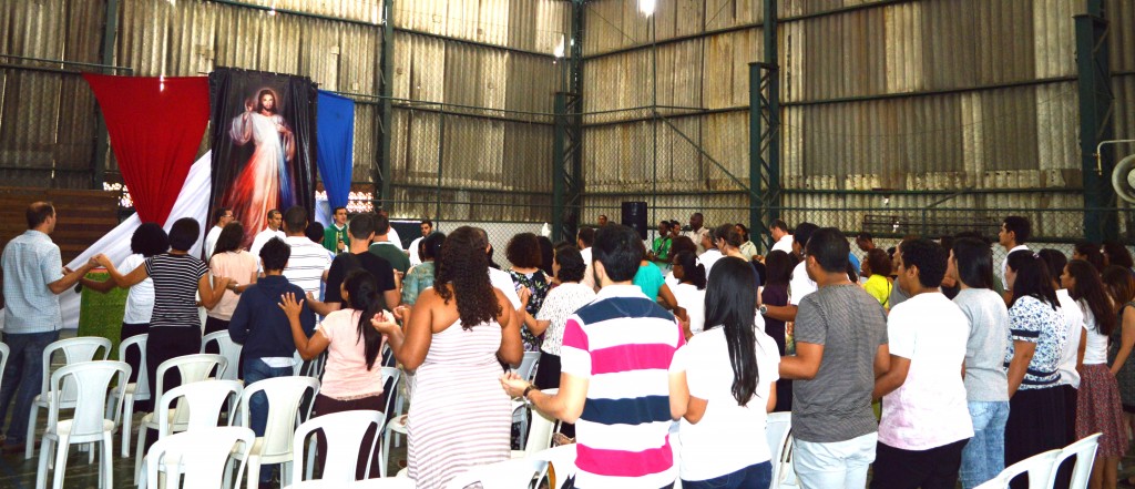 Pessoas Oram de mãos dadas