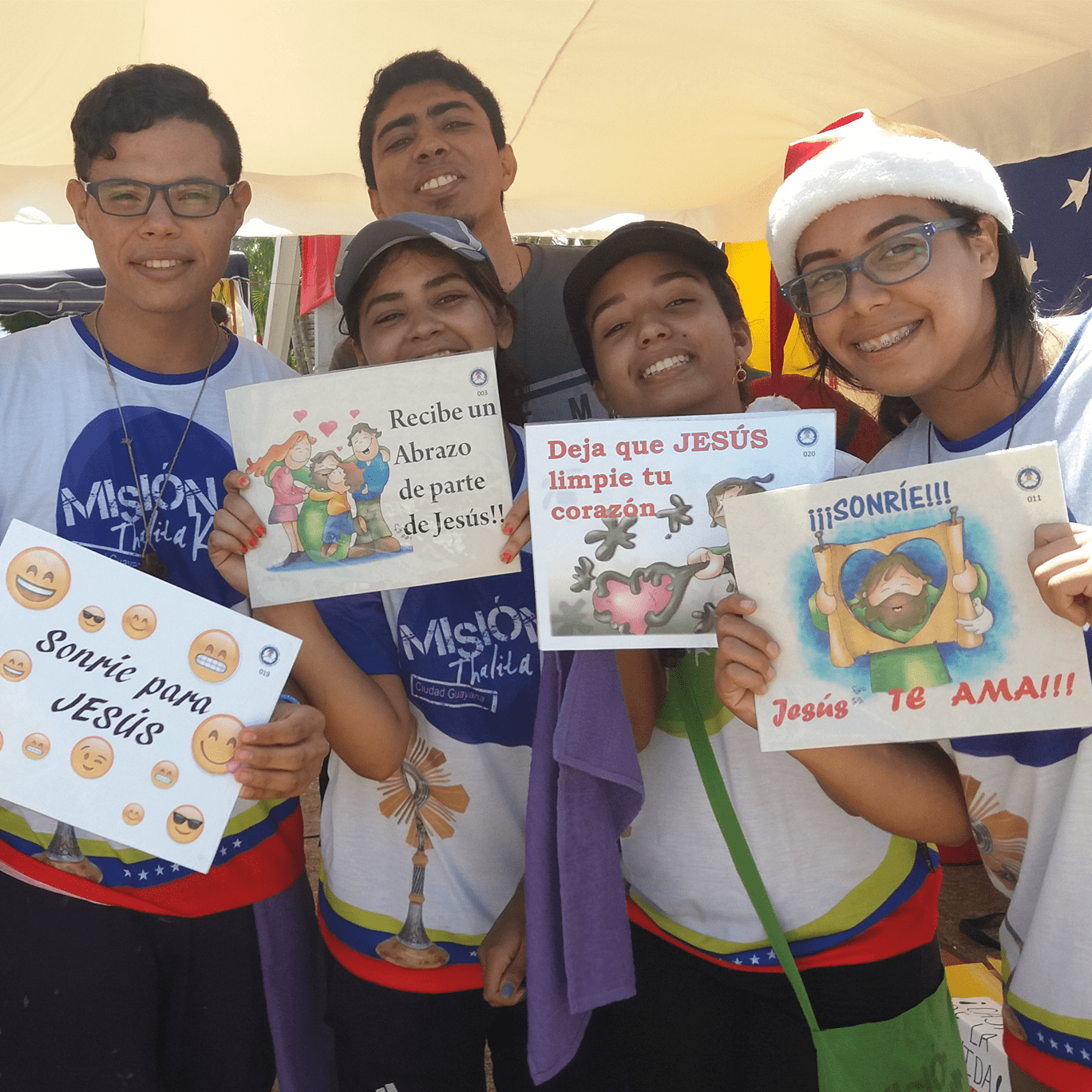 Jovens seguram placas com dizeres com mensagens de paz