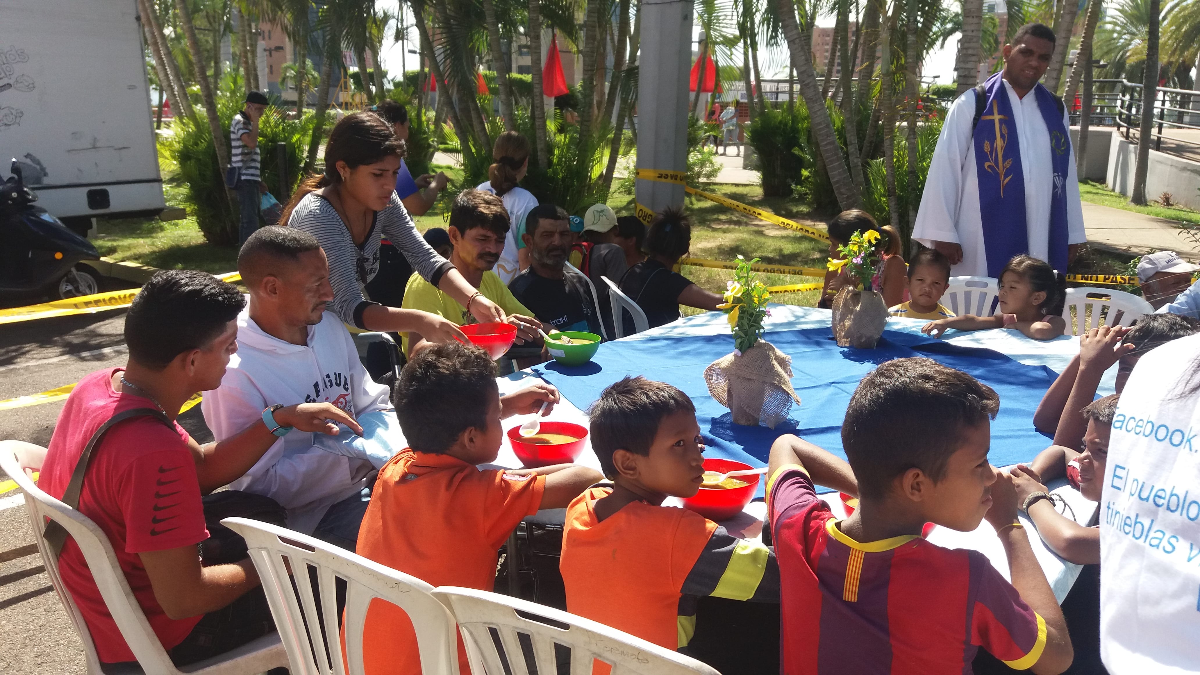 Crianças carentes recebem almoço