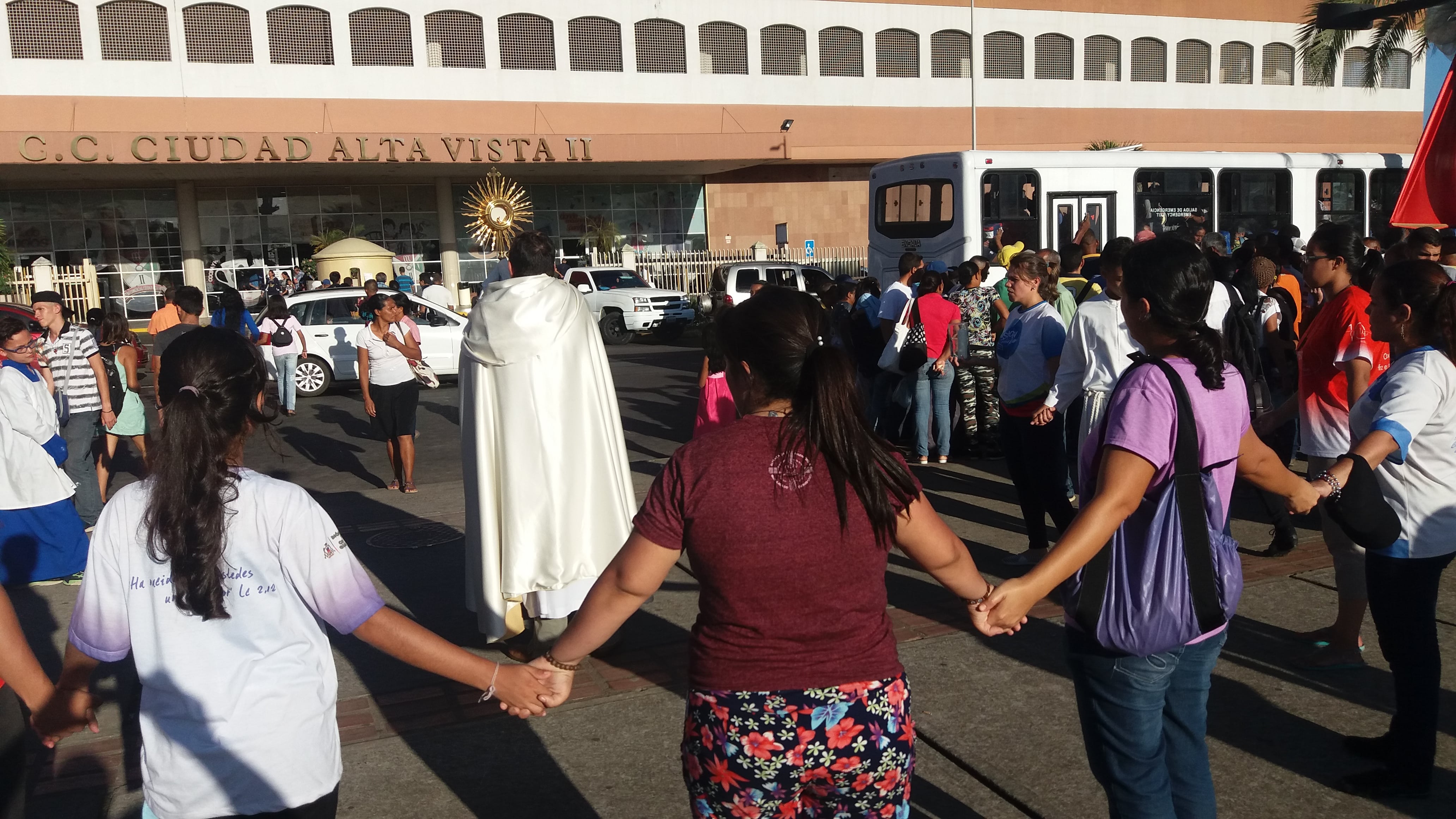 Momento de louvor ao redor da eucaristia numa praça