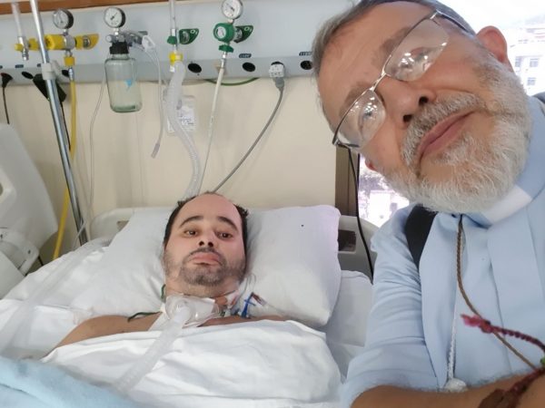 Pe. João Henrique e Sidney, vítima da Misericórdia da Aliança/RJ no hospital