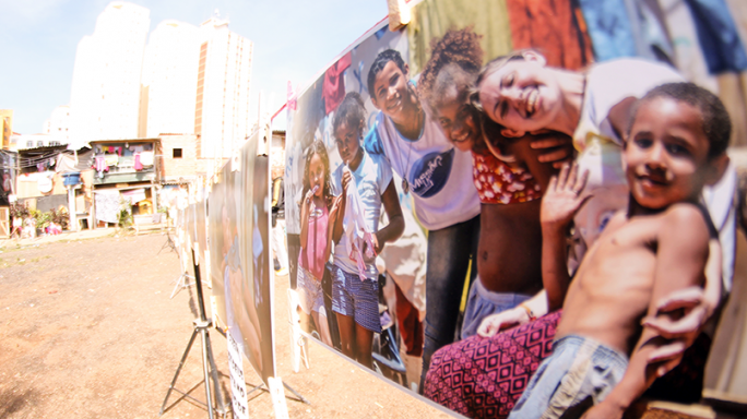 Fotos penduradas num varal na comunidade do Moinho, favela do Centro de São Paulo, durante exposição.