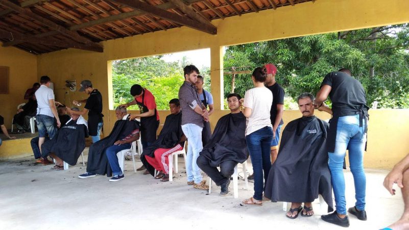 Corte de cabelo na ação dos amigos