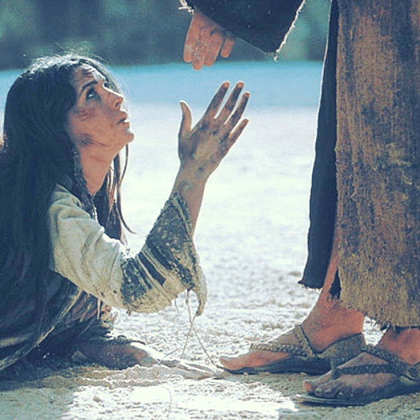 Cena do filme "Paixão de Cristo" onde Madalena estende a mão a Jesus
