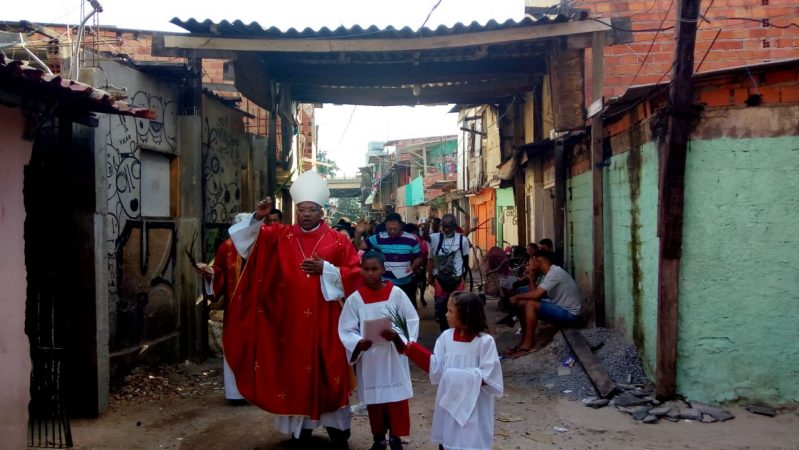 Procissão de Ramos nas ruas da favela do Moinho