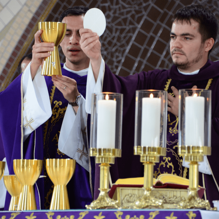 Padre Evandro e Padre Leandro celebram a Missa