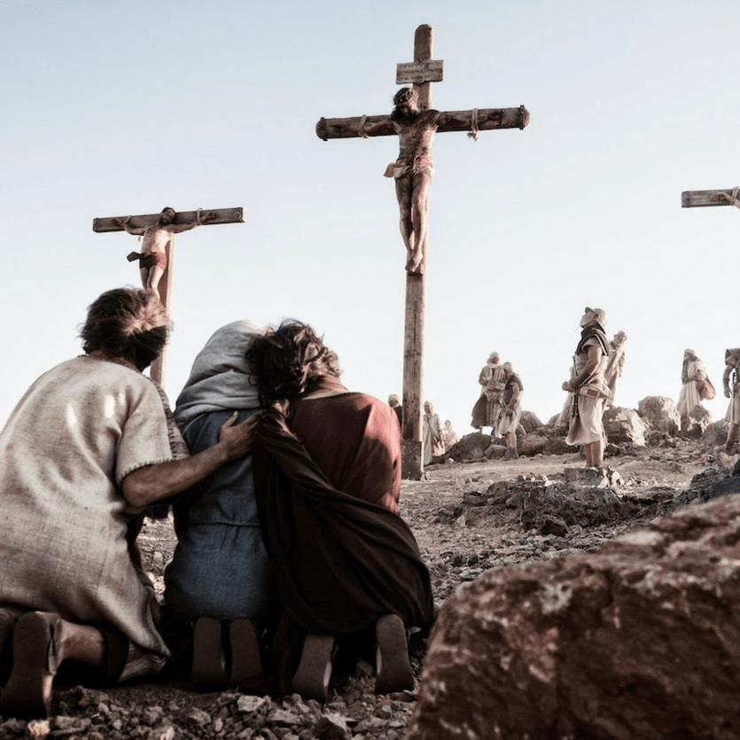 Cena do filme "Jesus de Nazareth", Maria, Maria Madalena e João aos pés da Cruz