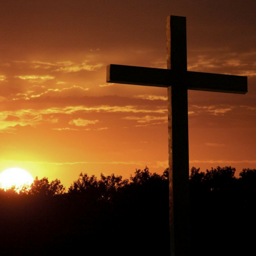 Imagem da Cruz com por do sol ao fundo