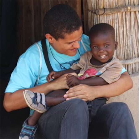 Ivanilson com criança em Maputo