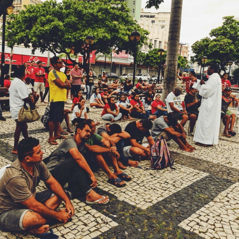 Padre na Missa com moradores de rua