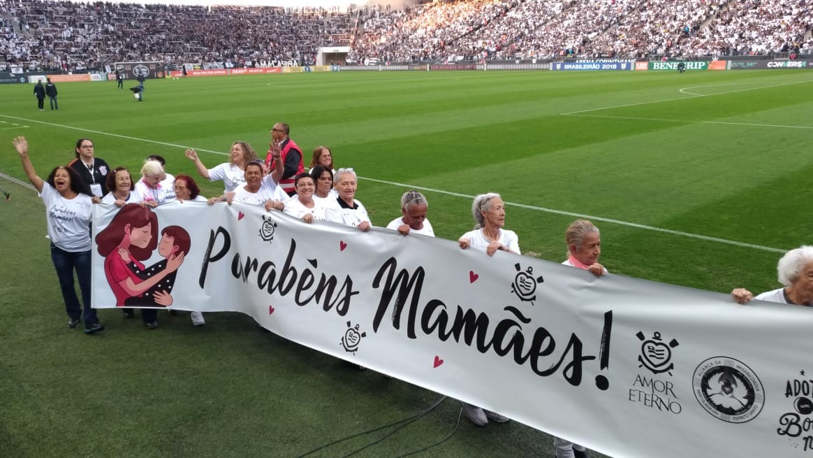 Idosas no campo da Arena Corinthians