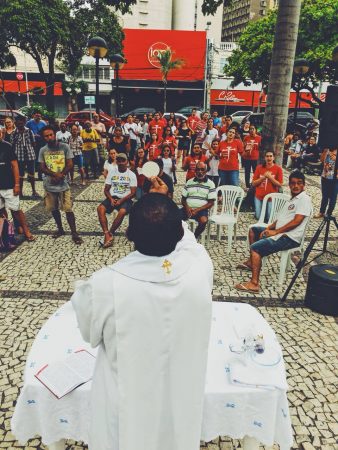 Padre celebra na rua