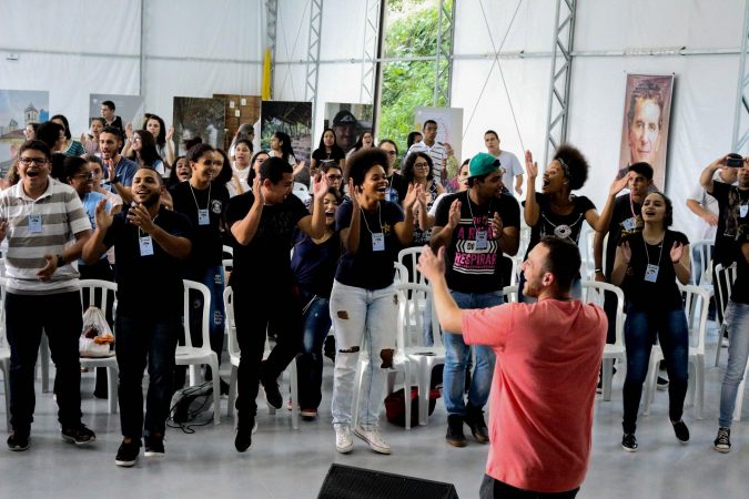 Jovens cantam e dançam.