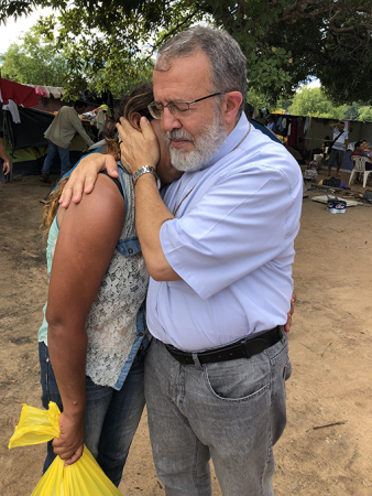 padre Henrique abraça e ora por venezuelana