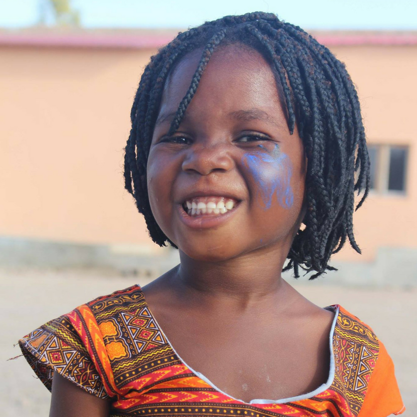 Criança de Moçambique sorri