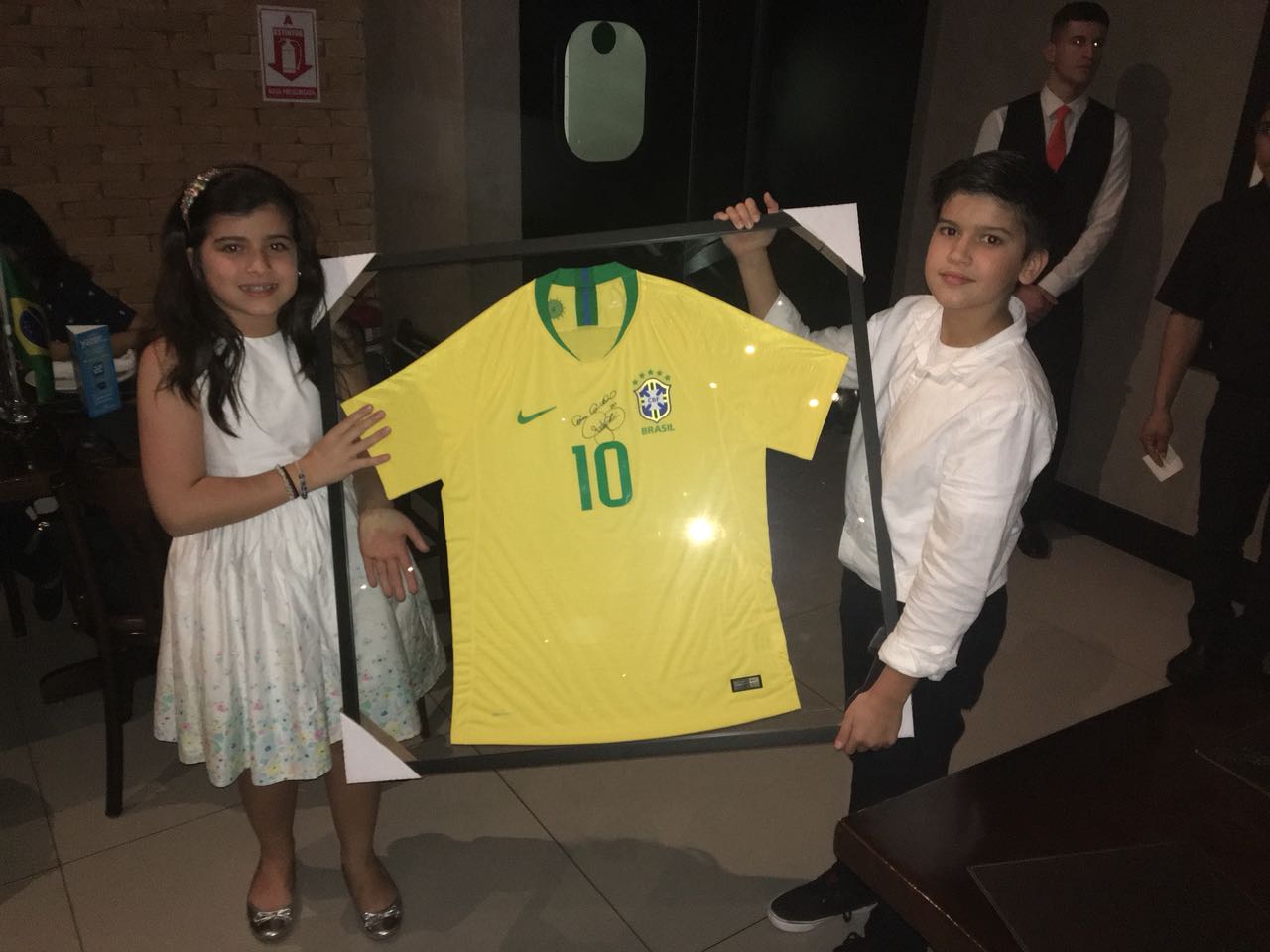 crianças seguram camiseta de Neymar