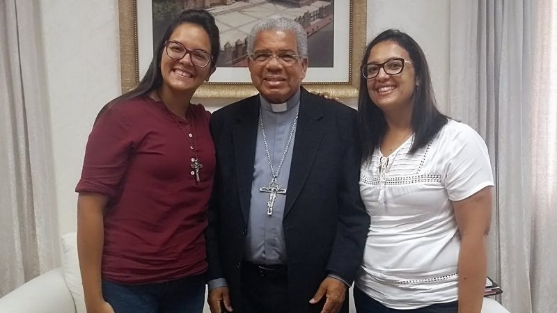 Dom Francisco Ozoria Acosta com as missionárias da Aliança