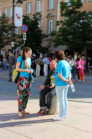 Duas missionárias evangelizam morador de rua.