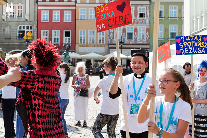 Missionários evangelizam em Poznan