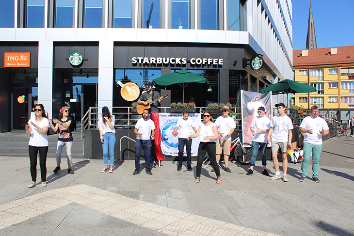 Missionários dançam em frente a Starbucks Coffee